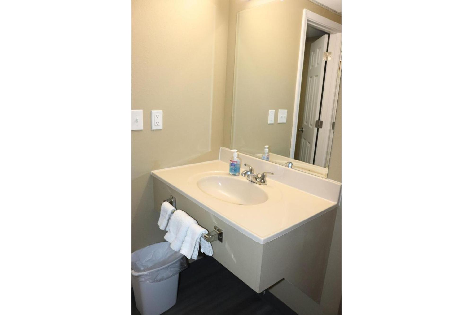 Deluxe Inn & Suites By Oyo Miami Ok Kültér fotó
